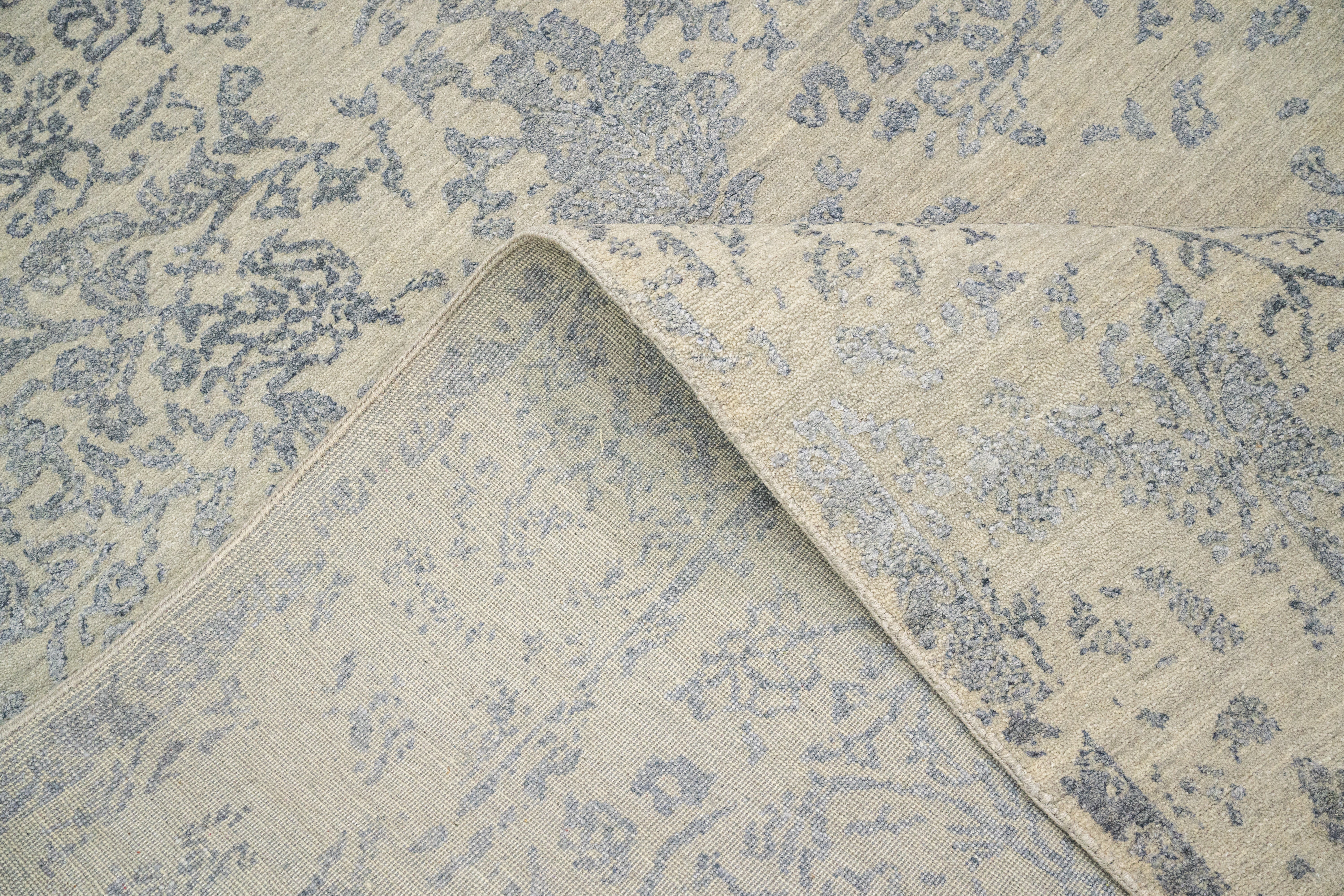 Handknotted Carpet, DIA - 15-01 JK ROUND, Pastel Gray & Silver Foil